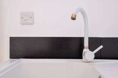 Light, Bright & Beautiful Apartment With Parking