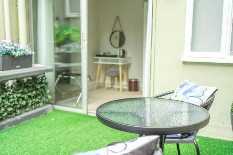 Hostal Brighton Marina House Hotel