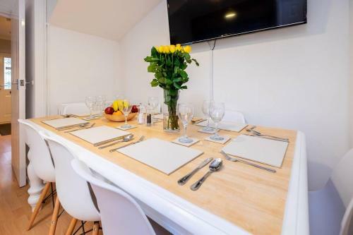 Stylish Townhouse + Parking, Seconds From The Sea