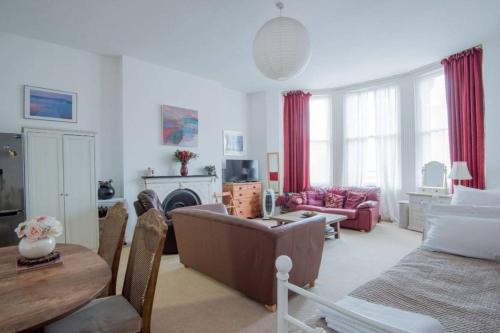 Apartamento Bright Spacious Studio 5 Mins Walk To The Beach!