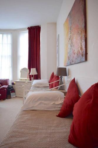 Apartamento Bright Spacious Studio 5 Mins Walk To The Beach!