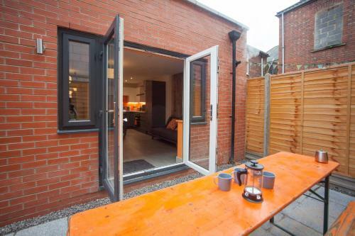 Higgihaus #3a 2-3 Bed Small Groups Hip Location Sleeps 4-6