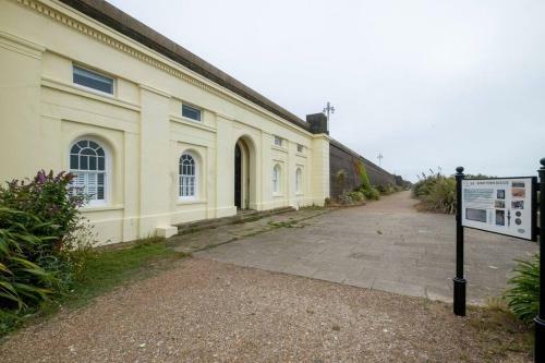 Wonderland Seafront Cottage - Relax With Sea Views