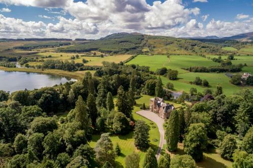 Callander Chateau Sleeps 24 Wifi