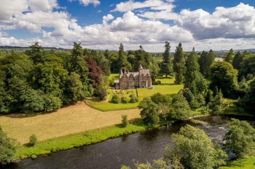 Callander Chateau Sleeps 24 Wifi