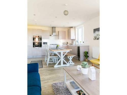 2br Modern Apartment Overlooking The Meadows