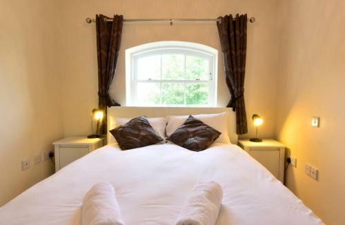 Nunnery Fields - Cosy Apartment With On Site Parking
