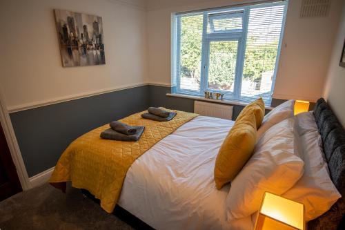 Charming Two Bed House Close To City With Parking