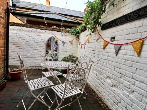 Spacious Country Cottage In Historical Canterbury