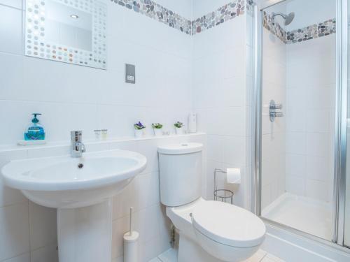 Incredible 2 Bed Apartment With Views & Parking!