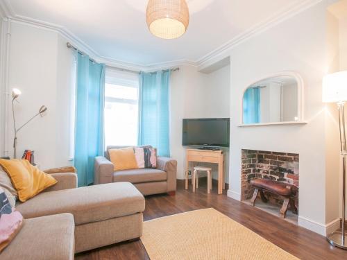 Spacious Victorian Canton Home, Sleeps 8 W/parking