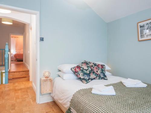 Spacious Victorian Canton Home, Sleeps 8 W/parking