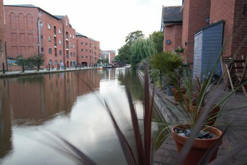 Cosy And Central Canal Side Home