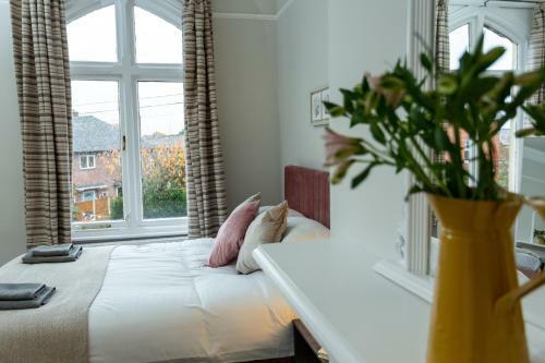 Stylish & Charming Central Apartment