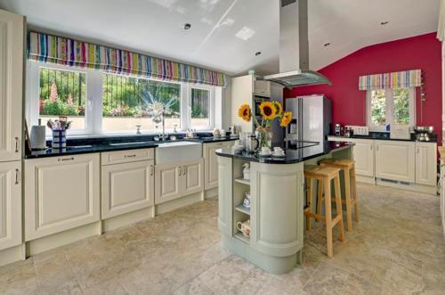 Croyde Villa Sleeps 10 With Wifi