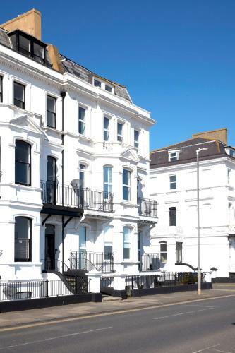 Spacious Beach Front Apartment With Stunning Sea Views