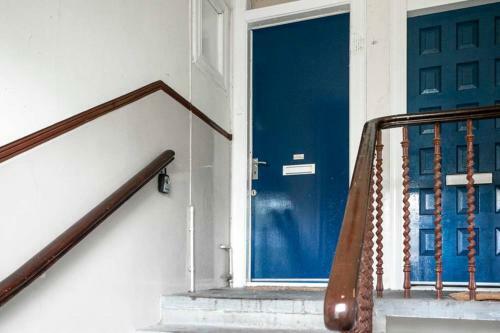 ? Bright, Modern West-end Apartment ?