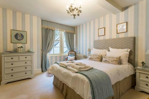 Dursley Chateau Sleeps 18 Pool Wifi
