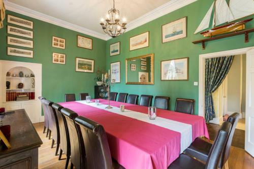 Dursley Chateau Sleeps 18 Pool Wifi