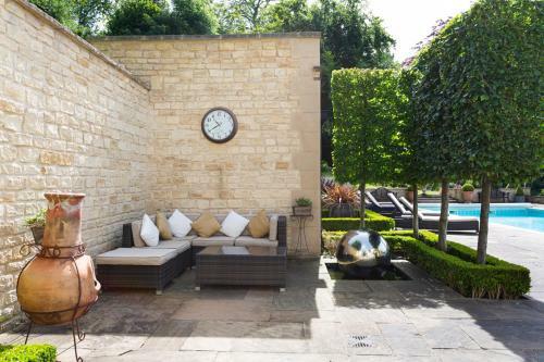 Dursley Chateau Sleeps 18 Pool Wifi