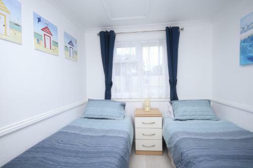 7c Medmerry Park 2 Bedroom Chalet - No Manual Workers Allowed
