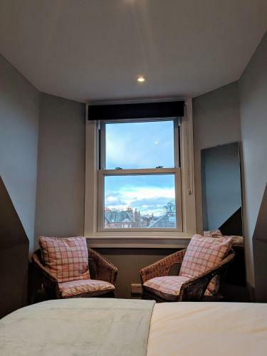 Hostal Falcon Crest Guest House