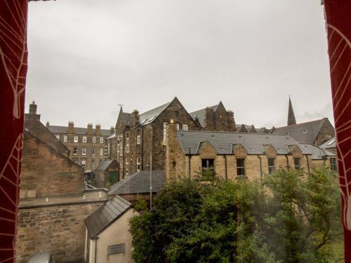 Bright & Tranquil Apartment Close To City Centre
