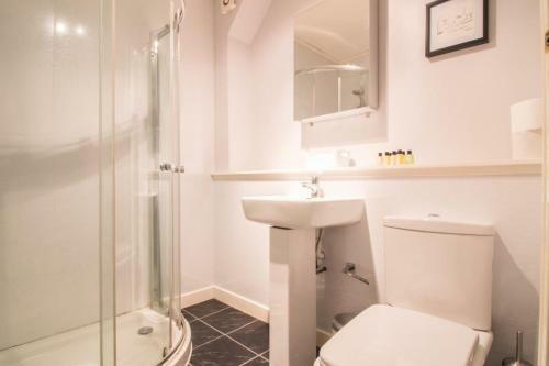 Spacious Canal Side Apartment - Free Parking