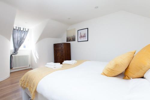 Spacious 4 Bedroom Apartment Near Meadows