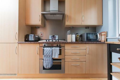 Stylish Royal Mile Apartment With Parking!