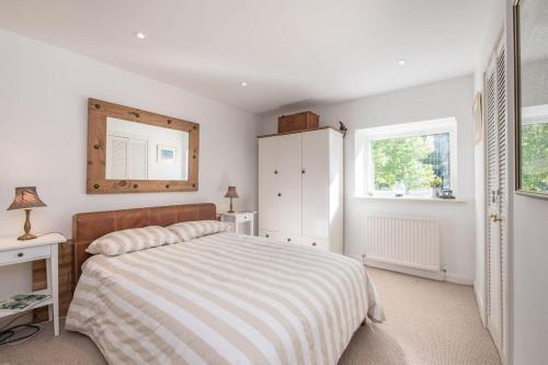 Bright Edinburgh Apartment Free Parking- Sleeps 4