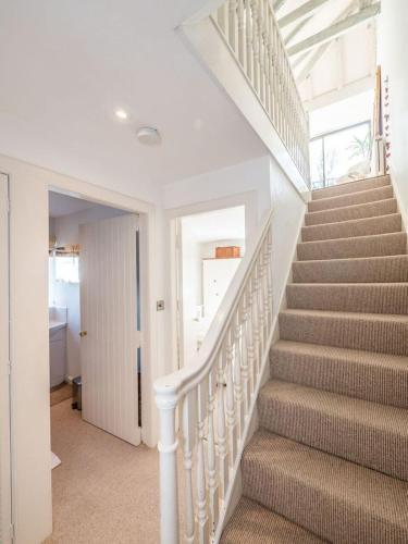 Bright Edinburgh Apartment Free Parking- Sleeps 4