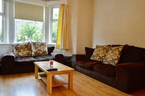 Comfortable 2 Bed Apartment In Blackford