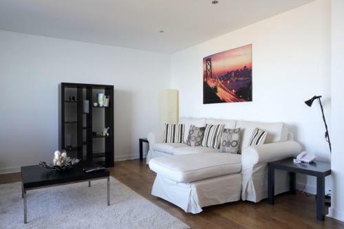 Modern Apartment In Leith With Sea Views!