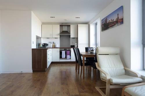 Modern Apartment In Leith With Sea Views!