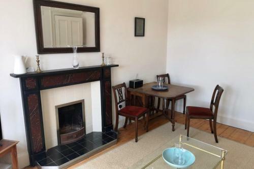 Beautifully Bright 2 Bedroom Apartment
