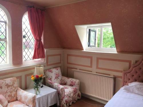 Charming 6-bed Villa In Staines
