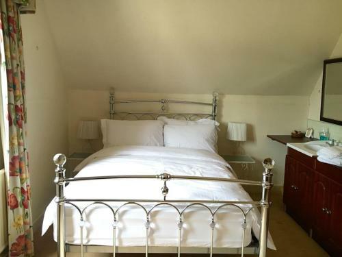 Charming 6-bed Villa In Staines