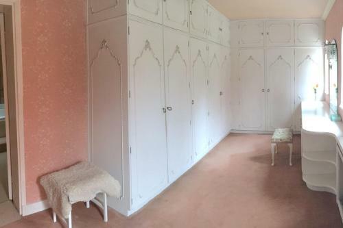 Charming 6-bed Villa In Staines