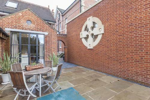 Eltham Chateau Sleeps 24