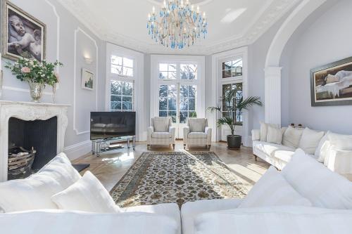 Eltham Chateau Sleeps 24