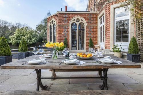 Eltham Chateau Sleeps 24