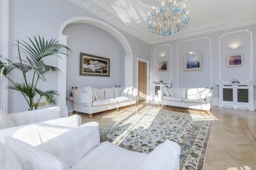 Eltham Chateau Sleeps 24