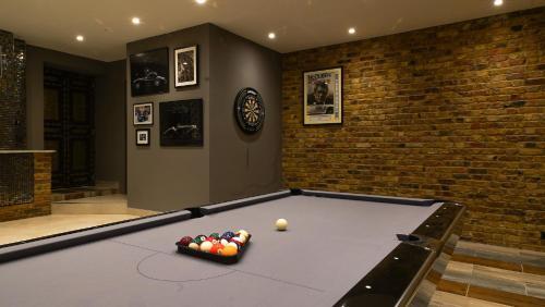 Eltham Chateau Sleeps 24