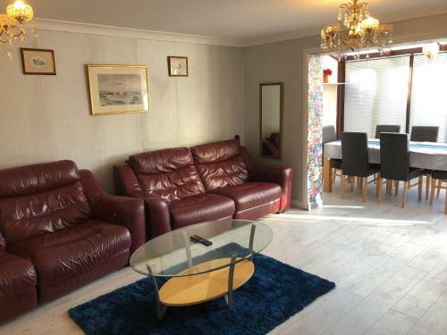 Lovely 3-bed House In Farnham Royal Slough