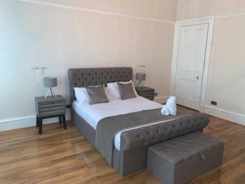 Apartamento West End - 3 Bedroom, Main Door Flat With Parking