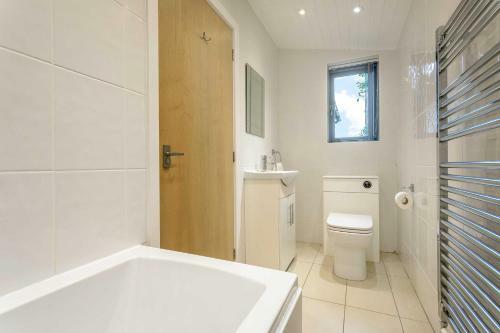 Secluded, New Forest Riverside Lodge