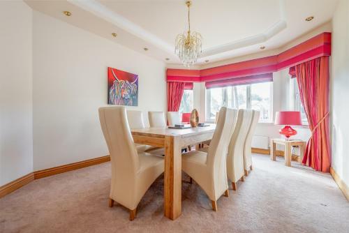 Luxury 6-bed House With Pool
