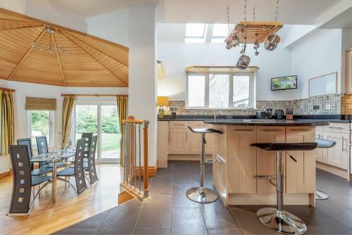 Luxury 6-bed House With Pool