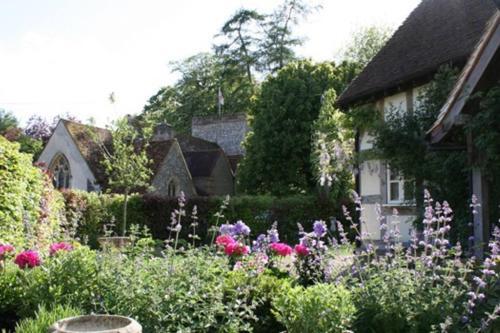Remarkable 1-bed Cottage Near Henley-on-thames